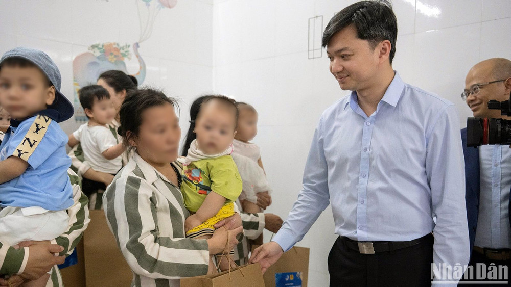 Bí thư Trung ương Đoàn, Chủ tịch Hội Sinh viên Việt Nam Nguyễn Minh Triết đến thăm, trao quà tặng thiếu nhi dưới 36 tháng tuổi là con phạm nhân đang ở cùng mẹ trong các phân trại của Trại giam Quyết Tiến. 