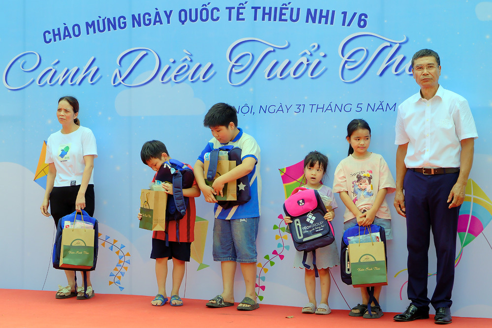Tại buổi Lễ khai mạc Chương trình, Ban tổ chức đã trao quà tặng thiếu nhi, đại diện gia đình thiếu nhi có hoàn cảnh khó khăn ở địa phương. Tại buổi Lễ khai mạc Chương trình, Ban tổ chức đã trao quà tặng thiếu nhi, đại diện gia đình thiếu nhi có hoàn cảnh khó khăn ở địa phương.