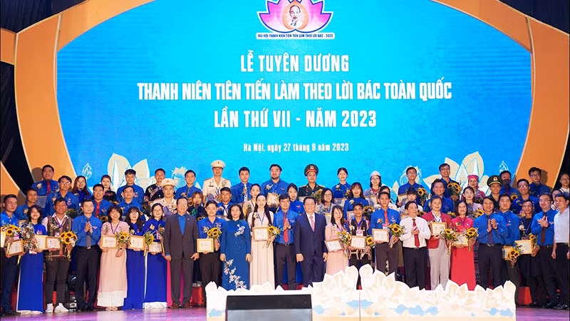 Các đồng chí Lãnh đạo Đảng, Nhà nước, bộ, ngành, đoàn thể trao danh hiệu "Thanh niên tiên tiến làm theo lời Bác" toàn quốc lần thứ VII tặng các gương mặt trẻ xuất sắc năm 2023.