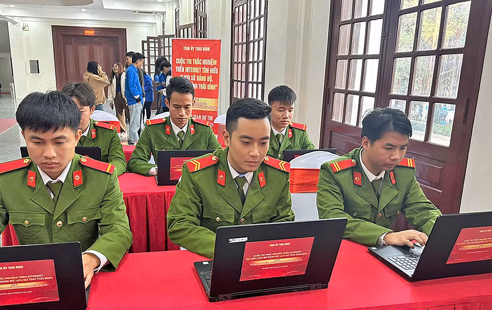 Cán bộ, đoàn viên, thanh niên lực lượng vũ trang địa phương tham gia thi hưởng ứng sau buổi lễ.