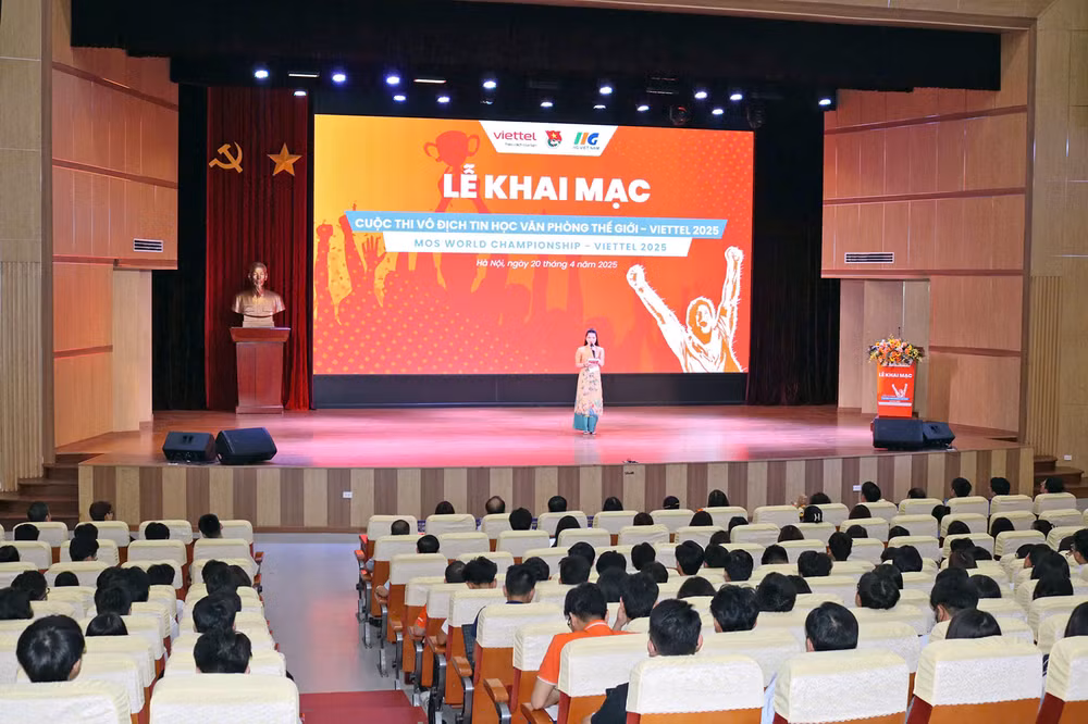 Đông đảo thí sinh có mặt tại lễ khai mạc Vòng loại quốc gia của cuộc thi.