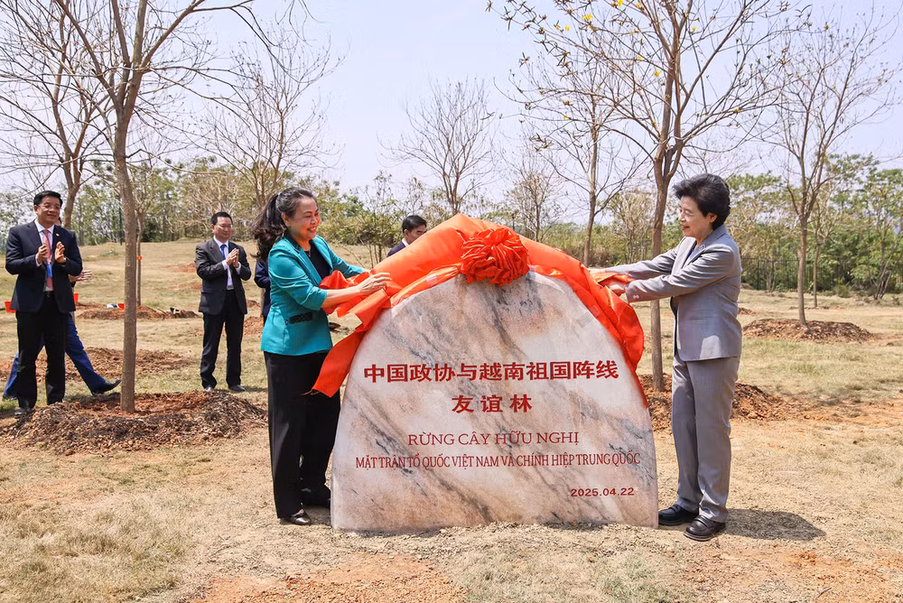 Từ trái qua: các đồng chí Nguyễn Thị Thu Hà, Hàm Huy cắt băng khánh thành Rừng cây hữu nghị. (Ảnh: Ủy ban Trung ương Mặt trận Tổ quốc Việt Nam cung cấp)
