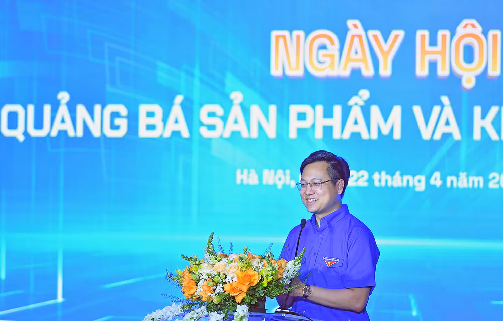 Phó Bí thư Thành đoàn Hà Nội Trần Quang Hưng thay mặt Ban tổ chức cung cấp thông tin về Ngày hội.