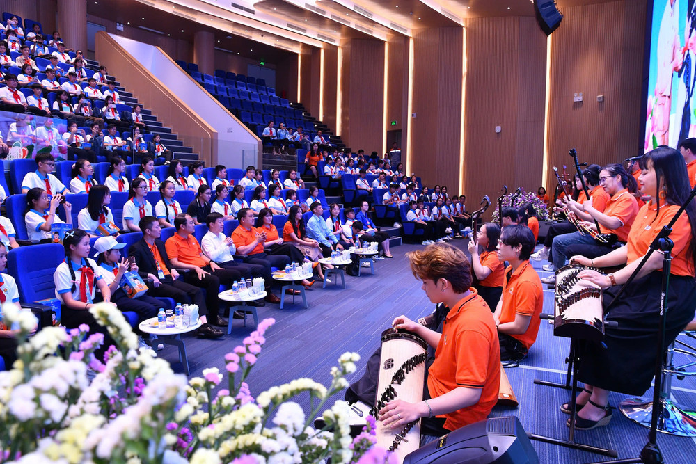 Hàng trăm đại biểu thưởng thức văn nghệ trong khuôn khổ chương trình. Hàng trăm đại biểu thưởng thức văn nghệ trong khuôn khổ chương trình.