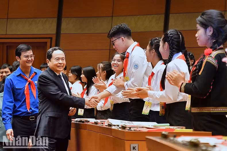 Chủ tịch Quốc hội Trần Thanh Mẫn chào mừng các đại biểu Phiên họp giả định "Quốc hội trẻ em" lần thứ 2 tại Hội trường Diên Hồng (Nhà Quốc hội).
