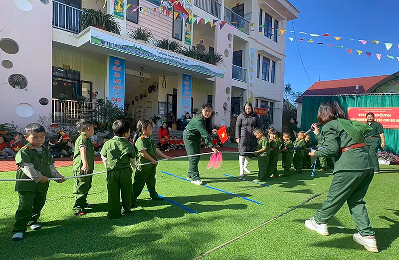Một trò chơi trong khuôn khổ hoạt động "Cháu yêu chú bộ đội" tổ chức ngay tại khuôn viên điểm trường chính Trường mầm non Kim Nọi (xã Kim Nọi, huyện Mù Cang Chải, tỉnh Yên Bái). Một trò chơi trong khuôn khổ hoạt động "Cháu yêu chú bộ đội" tổ chức ngay tại khuôn viên điểm trường chính Trường mầm non Kim Nọi (xã Kim Nọi, huyện Mù Cang Chải, tỉnh Yên Bái).