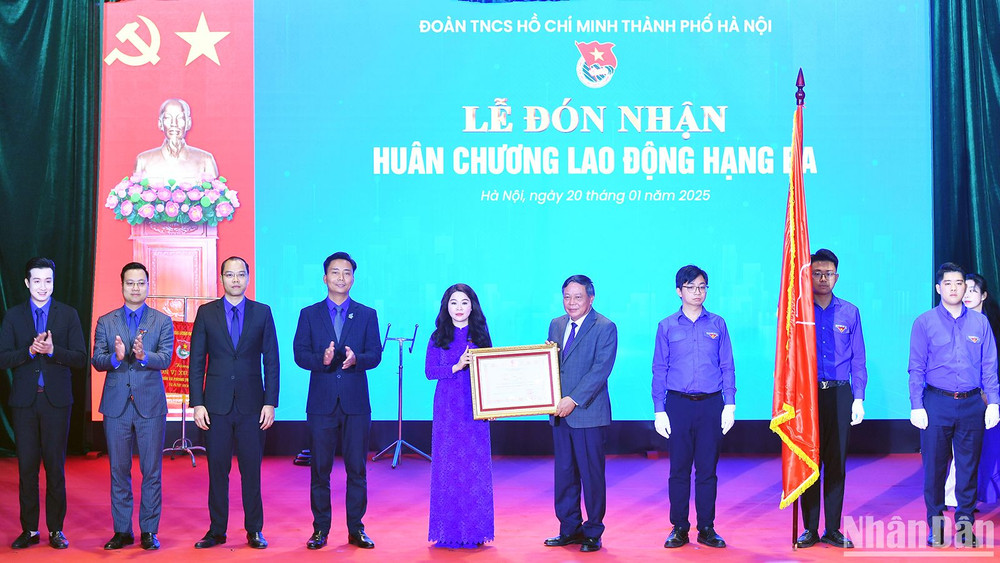 Phó Bí thư Thường trực Thành ủy Hà Nội Nguyễn Văn Phong (thứ 4 từ phải sang) trao Huân chương Lao động hạng Ba tặng các đồng chí đại diện Thành đoàn Hà Nội.