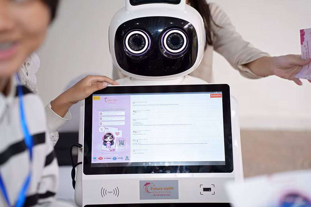 "Cô bé" robot đặc biệt xuất hiện tại Đại hội "Cháu ngoan Bác Hồ" thành phố Hà Nội lần thứ XV.