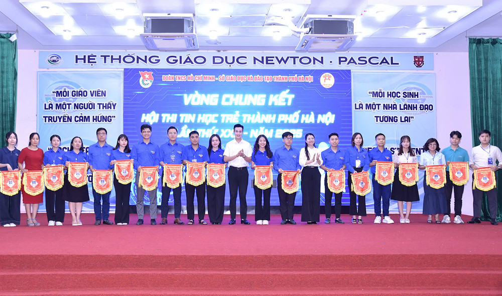 Đồng chí Đào Đức Việt (áo trắng, ở giữa) và đại diện Ban tổ chức trao cờ lưu niệm tặng các đơn vị tham gia hội thi. Đồng chí Đào Đức Việt (áo trắng, ở giữa) và đại diện Ban tổ chức trao cờ lưu niệm tặng các đơn vị tham gia hội thi.