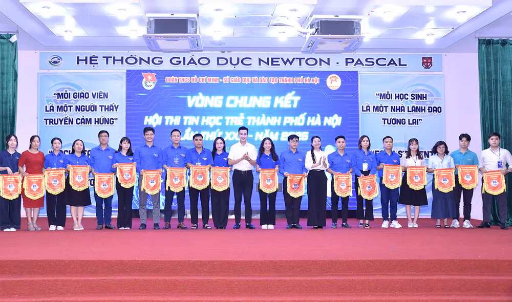 Đồng chí Đào Đức Việt (áo trắng, ở giữa) và đại diện Ban tổ chức trao cờ lưu niệm tặng các đơn vị tham gia hội thi.