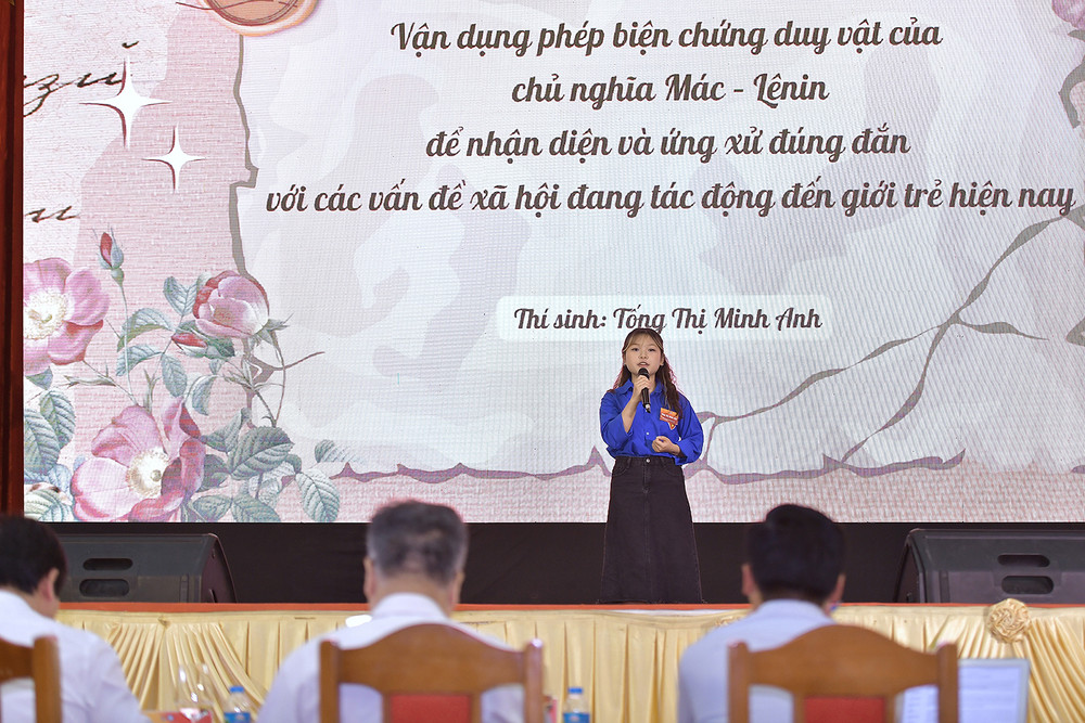 Thí sinh bảng cá nhân hùng biện trước Ban Giám khảo. Thí sinh bảng cá nhân hùng biện trước Ban Giám khảo.