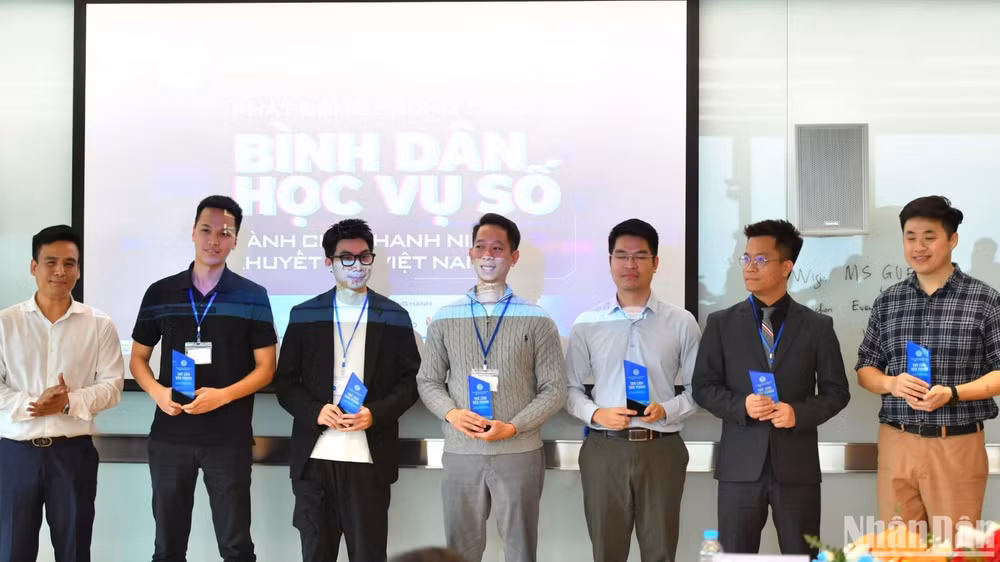 Chủ tịch Hội Thanh niên khuyết tật Việt Nam Phạm Văn Thành (ngoài cùng bên trái) và các thành viên đầu tiên của đội hình "Bình dân học vụ số" hỗ trợ thanh niên khuyết tật. 