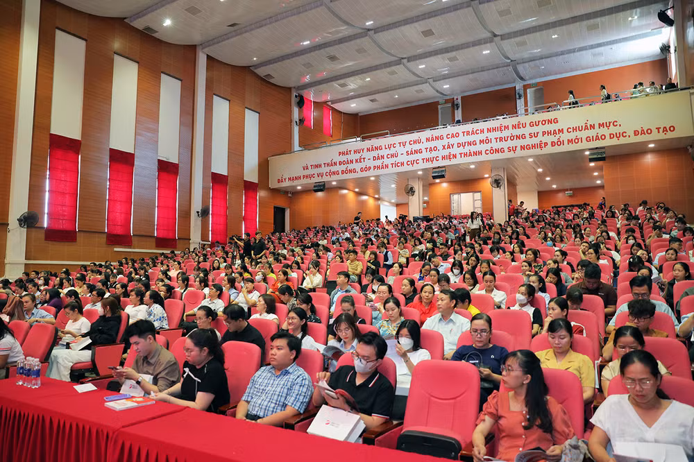 Đông đảo giáo viên có mặt tại buổi tập huấn.