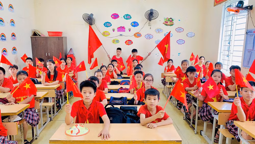 Cờ đỏ sao vàng ngập tràn trong các lớp học mầm non.