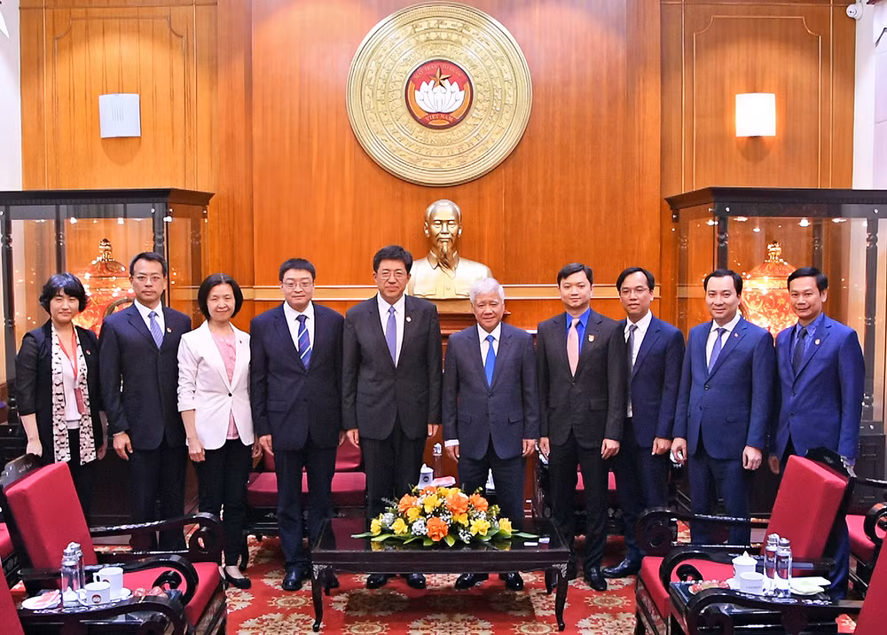 Đồng chí Đỗ Văn Chiến (thứ 5 từ phải sang) cùng đại diện các đơn vị liên quan tại buổi tiếp.