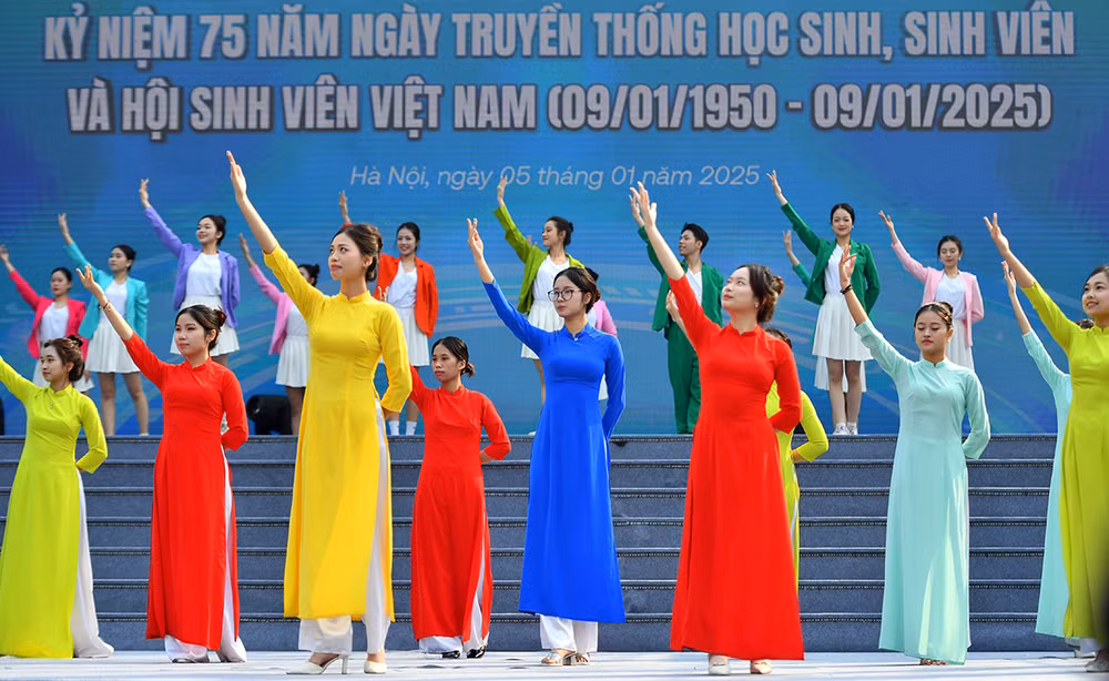 Tiết mục đồng diễn áo dài của sinh viên Thủ đô chào mừng kỷ niệm 75 năm Ngày truyền thống học sinh, sinh viên và Hội Sinh viên Việt Nam tại Chương trình.