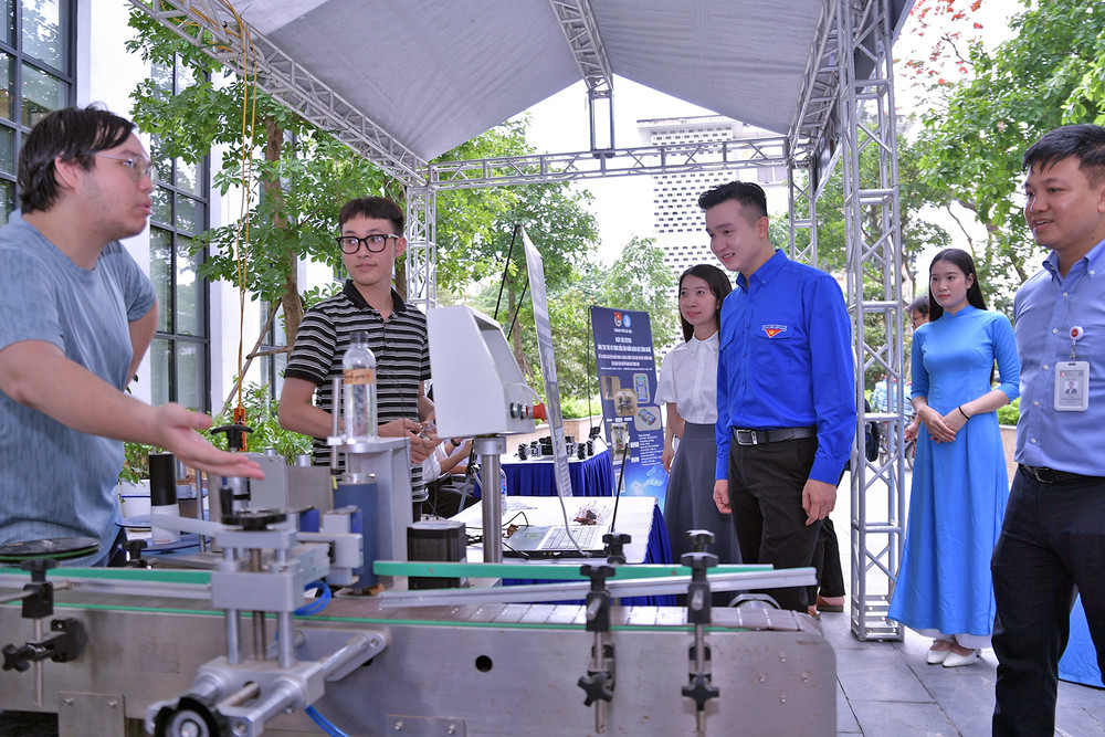 Các đại biểu tham quan những công trình, sản phẩm sáng tạo. Các đại biểu tham quan những công trình, sản phẩm sáng tạo.