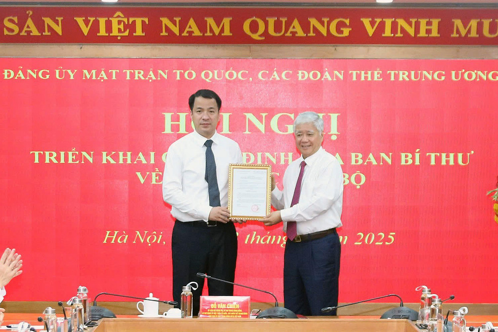 Đồng chí Đỗ Văn Chiến thay mặt Bộ Chính trị, Ban Bí thư Trung ương Đảng trao quyết định cho đồng chí Ngô Văn Cương. Đồng chí Đỗ Văn Chiến thay mặt Bộ Chính trị, Ban Bí thư Trung ương Đảng trao quyết định cho đồng chí Ngô Văn Cương.