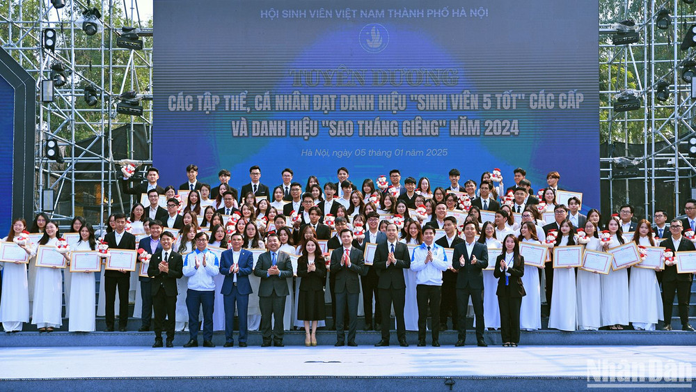 Đại diện Trung ương Đoàn, Trung ương Hội Sinh viên Việt Nam, Thành đoàn, Hội Sinh viên Thành phố Hà Nội và các đơn vị liên quan tuyên dương những cá nhân, tập thể "Sinh viên 5 tốt" tại Chương trình.