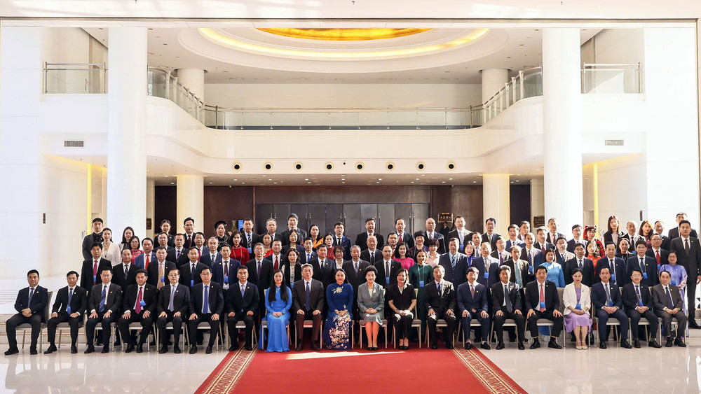 Các đại biểu dự Chương trình giao lưu hữu nghị chụp ảnh lưu niệm tại buổi lễ. (Ảnh: Ủy ban Trung ương Mặt trận Tổ quốc Việt Nam cung cấp)