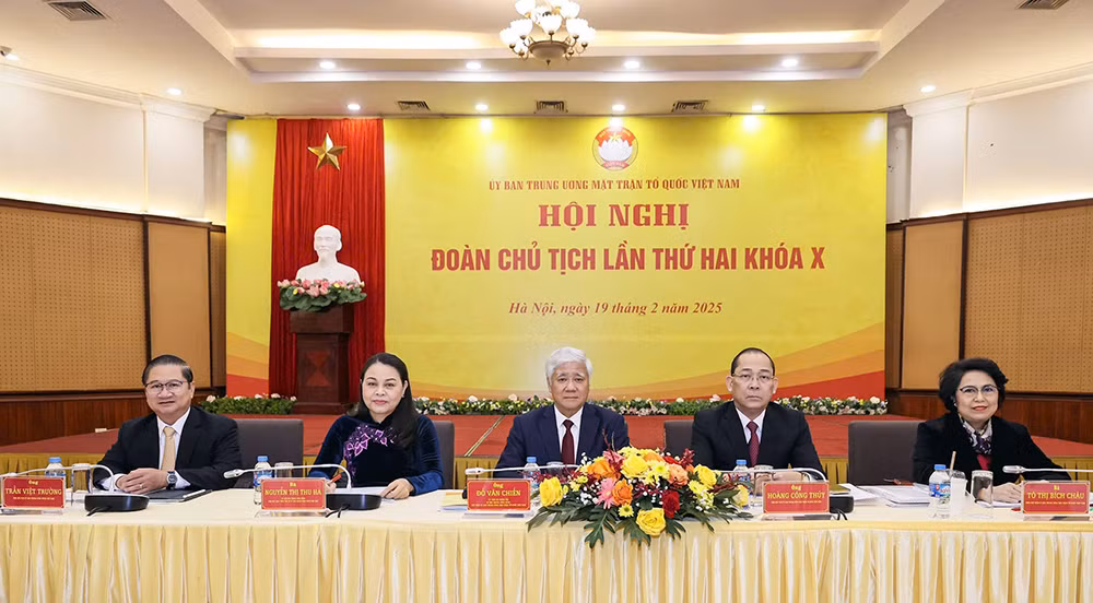 Các đồng chí chủ trì Hội nghị.