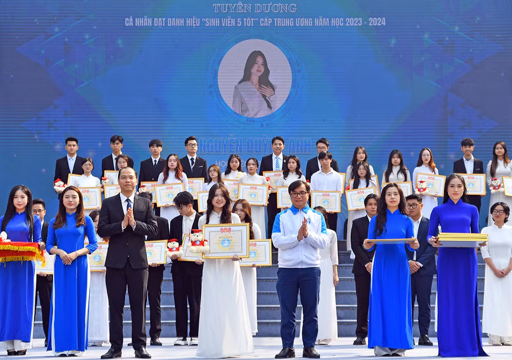 Các cá nhân đạt danh hiệu "Sinh viên 5 tốt" cấp Trung ương năm học 2023-2024 được tuyên dương.