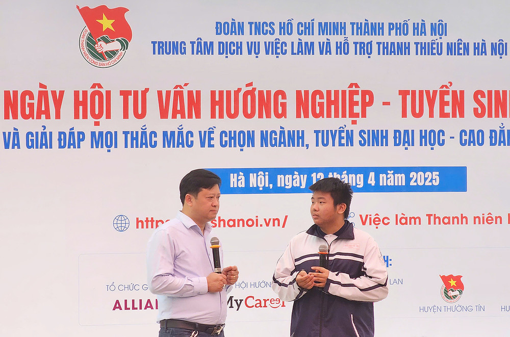 Học sinh đặt câu hỏi trực tiếp với các diễn giả tại chương trình. Học sinh đặt câu hỏi trực tiếp với các diễn giả tại chương trình.