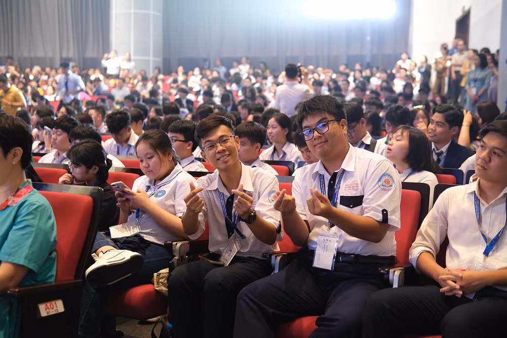 Đông đảo thí sinh từ khắp mọi miền Tổ quốc tham dự lễ trao giải Cuộc thi.