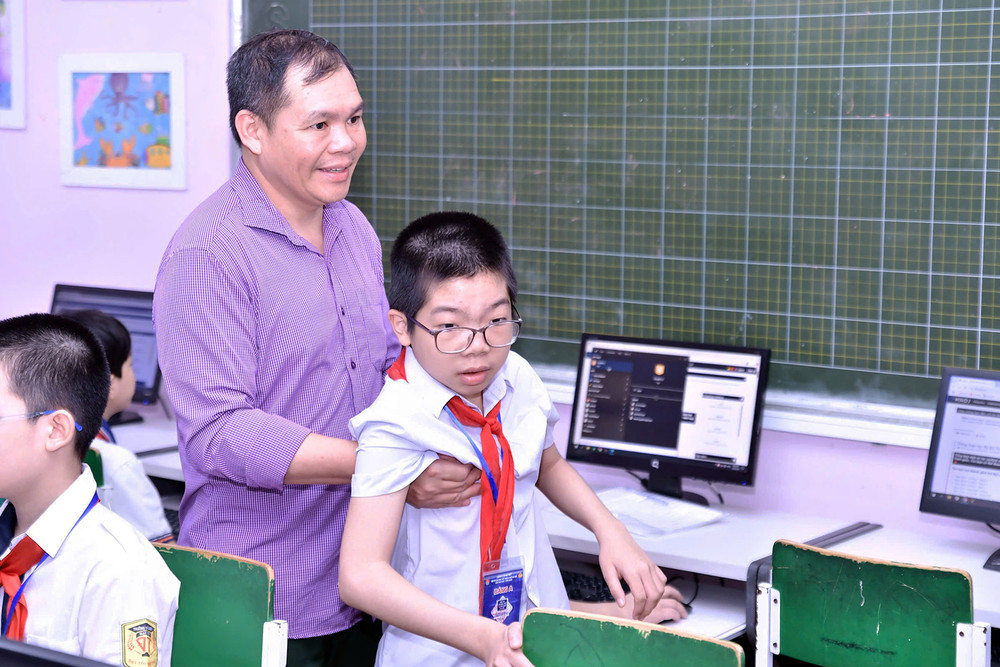 Một thí sinh khuyết tật được phụ huynh hỗ trợ di chuyển vào vị trí thi. Được biết, em là một trong những học sinh nhiều năm đạt thành tích xuất sắc và rất đam mê công nghệ thông tin. Một thí sinh khuyết tật được phụ huynh hỗ trợ di chuyển vào vị trí thi. Được biết, em là một trong những học sinh nhiều năm đạt thành tích xuất sắc và rất đam mê công nghệ thông tin.