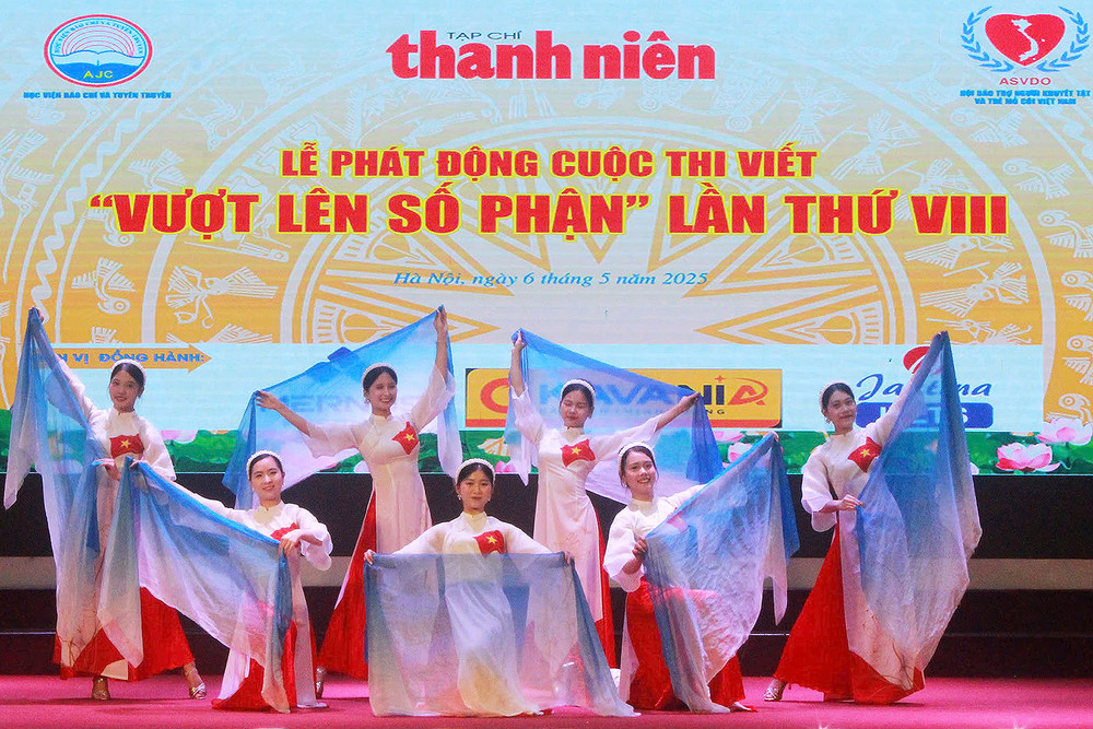 Tiết mục văn nghệ tôn vinh người khuyết tật tại buổi lễ. Tiết mục văn nghệ tôn vinh người khuyết tật tại buổi lễ.