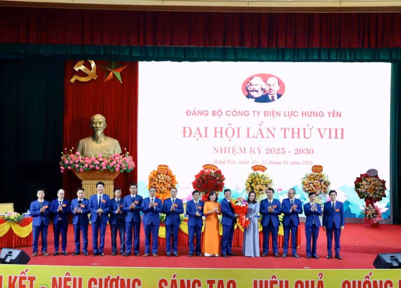 Ban Chấp hành Đảng bộ Công ty Điện lực Hưng Yên nhiệm kỳ 2025-2030 ra mắt đại hội.