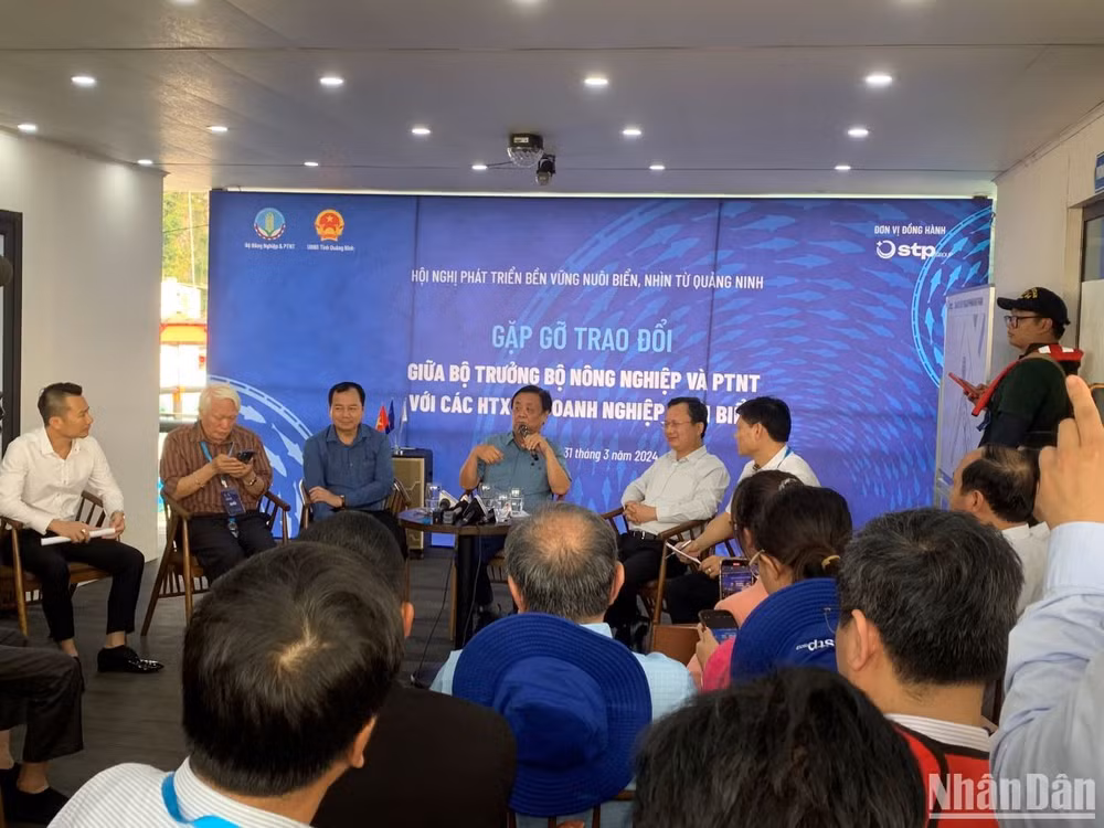 Bộ trưởng Lê Minh Hoan chia sẻ với doanh nghiệp, HTX về các khó khăn đang gặp phải trong phát triển kinh tế biển hiện nay.