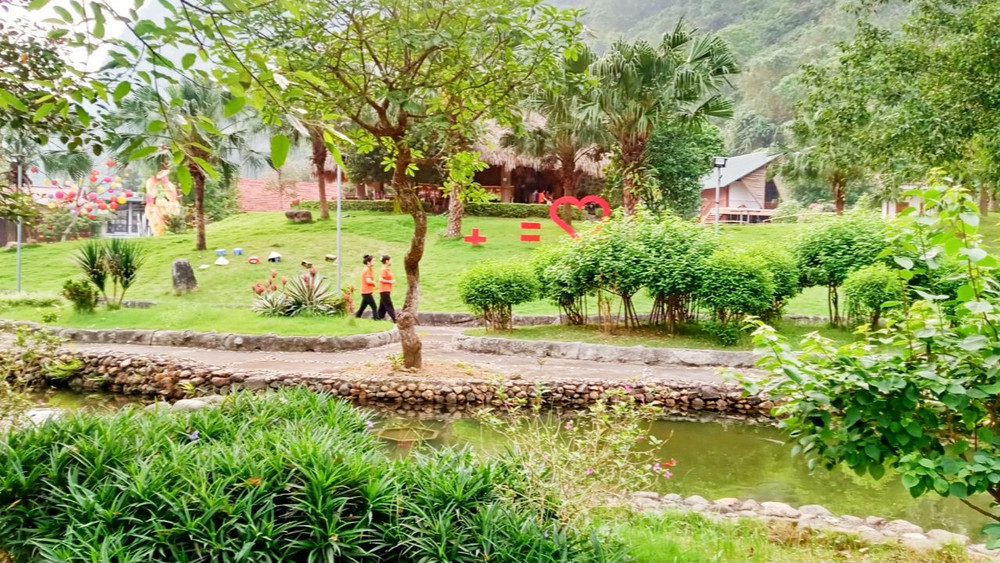Cảnh quan Khu du lịch sinh thái suối Mỏ Gà-hang Phượng Hoàng được chỉnh trang trước mùa du lịch năm nay.