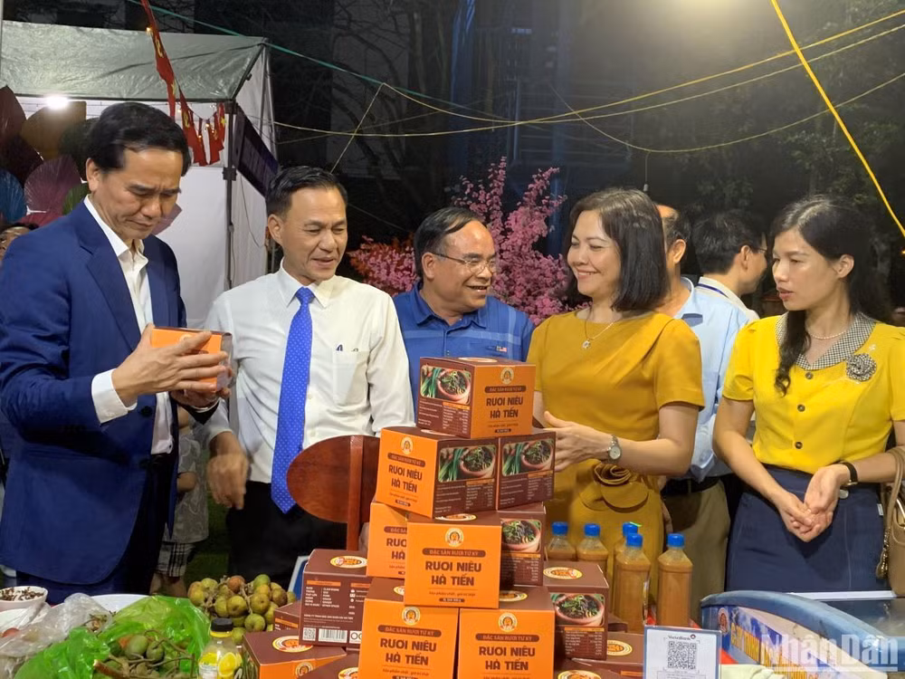 Các đại biểu tham quan gian hàng sản phẩm các HTX tại Phát động phong trào khởi nghiệp hợp tác xã, Chương trình xúc tiến thương mại các hợp tác xã diễn ra tối 5/4, tại Hải Phòng.