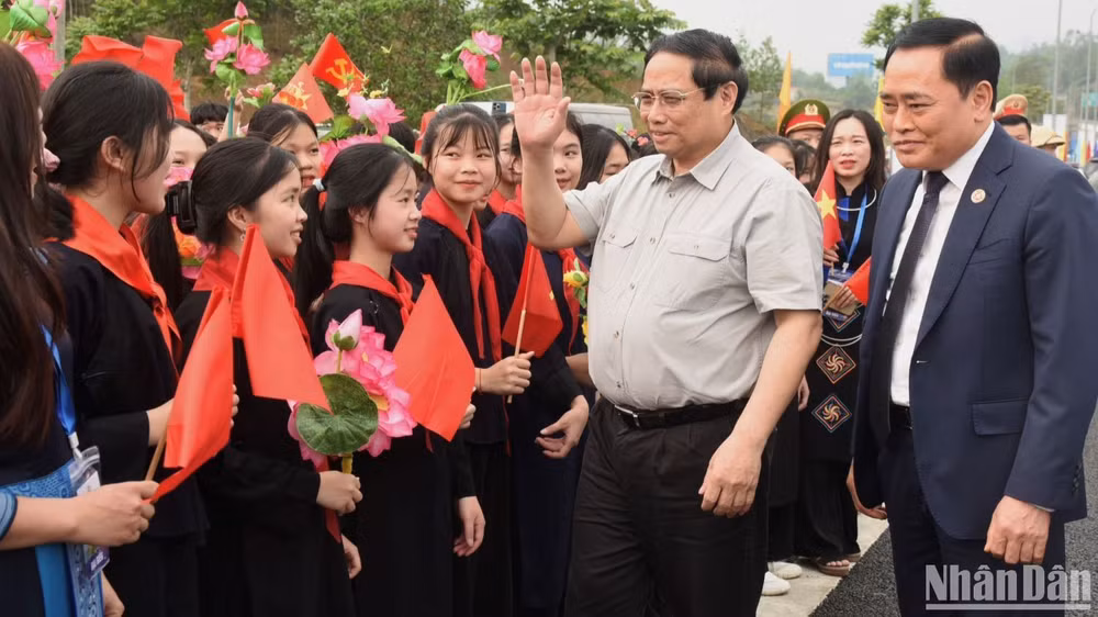 Thủ tướng Phạm Minh Chính với bà con nhân dân địa phương tại Lễ khởi công.