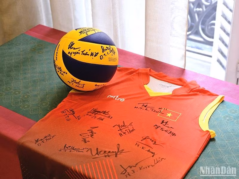 Món quà đội tuyển bóng chuyền nữ gửi tặng Đại sứ quán Việt Nam tại Pháp. (Ảnh: MINH DUY)