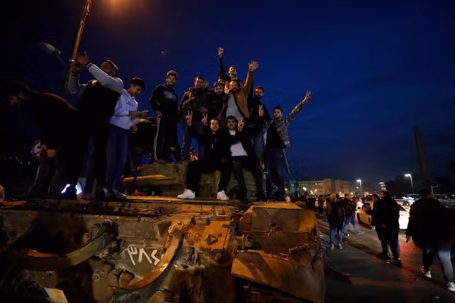 Người dân Syria tại Thủ đô Damascus ngày 8/12. (Ảnh: THX/TTXVN)