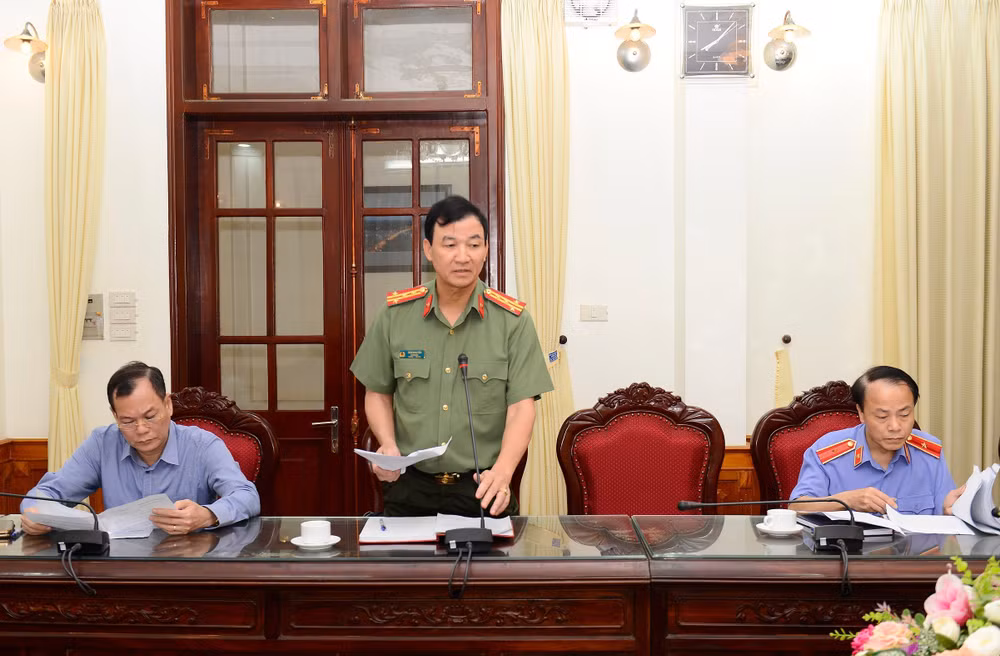 Đại tá Trần Minh Tiến, Giám đốc Công an tỉnh Nam Định báo cáo kết quả xử lý các vụ án, vụ việc về tham nhũng, tiêu cực tại cuộc họp.