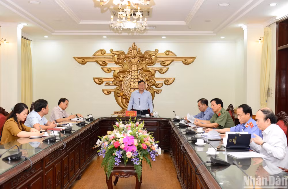 Đồng chí Phạm Gia Túc, Bí thư Tỉnh ủy Nam Định, Trưởng Ban Chỉ đạo phòng, chống tham nhũng, tiêu cực tỉnh phát biểu ý kiến tại cuộc họp.