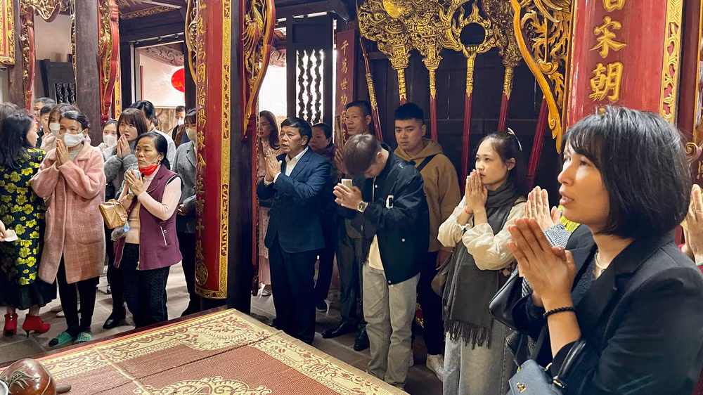 Du khách làm lễ trong không gian linh thiêng của đền Thiên Trường.