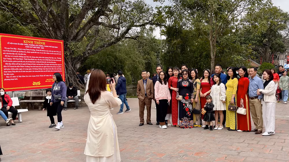 Đi lễ, du xuân đầu năm ở Đền Trần cũng là dịp để du khách lưu lại những bức ảnh bên gia đình, người thân.