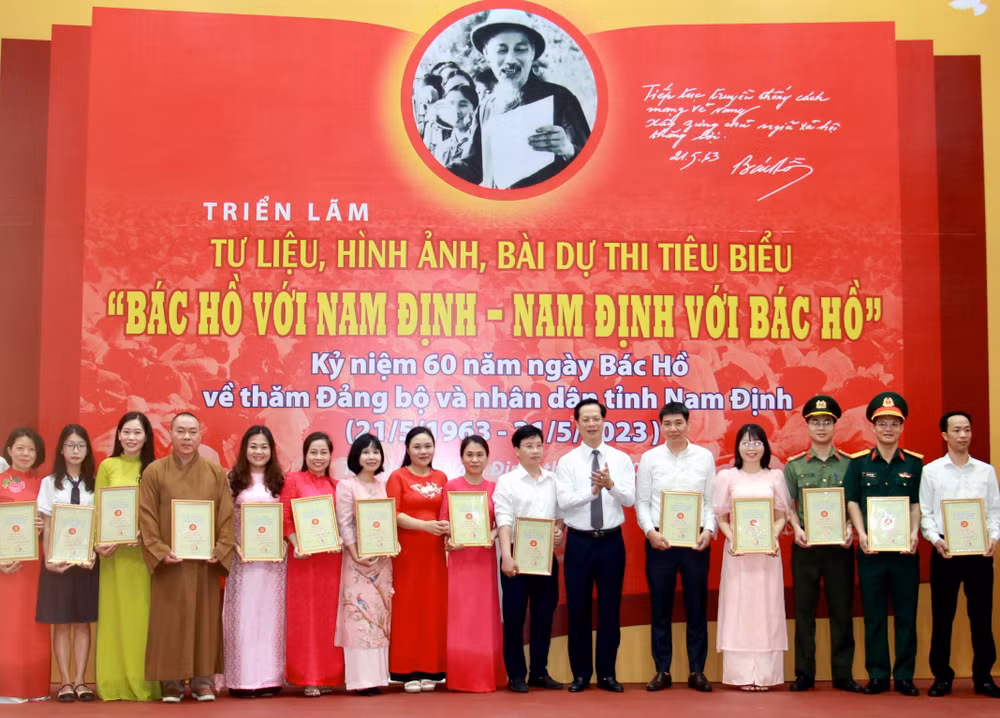 Thành ủy Nam Định trao giải cho các tác giả, nhóm tác giả có tác phẩm đạt giải cao tại cuộc thi viết với chủ đề "Bác Hồ với Nam Định, Nam Định với Bác Hồ" do Tỉnh ủy Nam Định phát động.