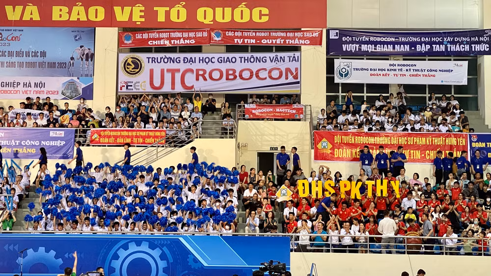 Đông đảo các bạn học sinh, sinh viên có mặt trên khán đài, cổ vũ cho các đội tuyển tham dự vòng chung kết.