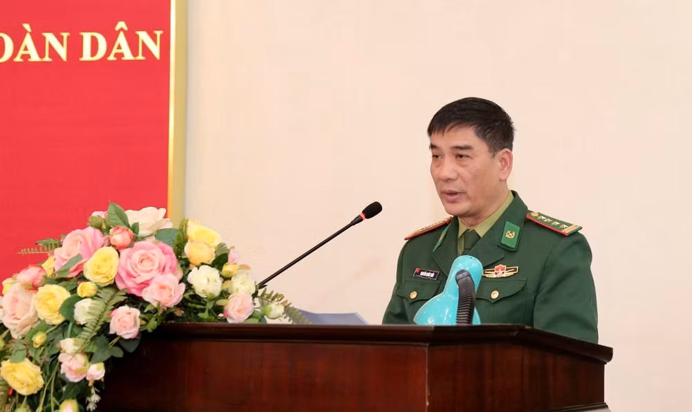 Đại tá Nguyễn Quốc Hiếu, Bí thư Đảng ủy, Chính ủy Bộ đội Biên phòng tỉnh Nam Định trình bày báo cáo sơ kết 5 năm thực hiện Ngày Biên phòng toàn dân.