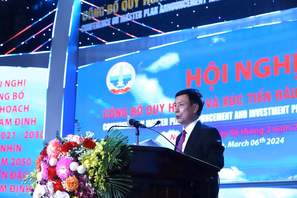 Đồng chí Phạm Đình Nghị, Chủ tịch Ủy ban nhân dân tỉnh Nam Định trình bày sơ lược Quy hoạch tỉnh Nam Định thời kỳ 2021-2030, tầm nhìn đến năm 2050 tại hội nghị.