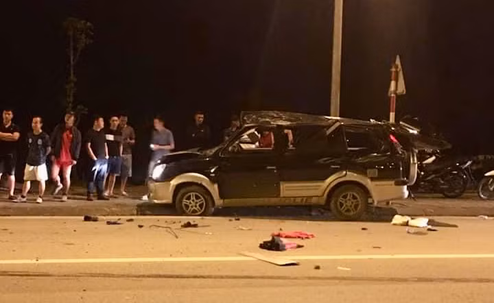 Chiếc ô-tô 7 chỗ mất lái, đâm vào dải phân cách và văng xa 30m sang làn đường đối diện.