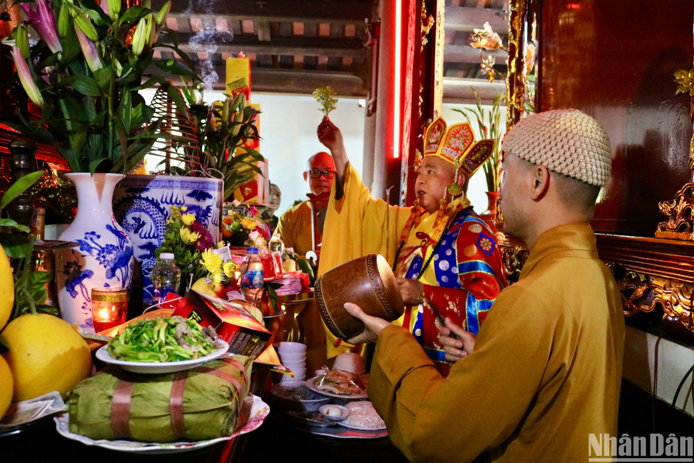 Dâng hương, làm lễ tưởng niệm Thái Tổ Thái Thượng hoàng Trần Thừa tại di tích lịch sử-văn hoá Đền Vạn Khoảnh, xã Mỹ Phúc, huyện Mỹ Lộc (Nam Định).