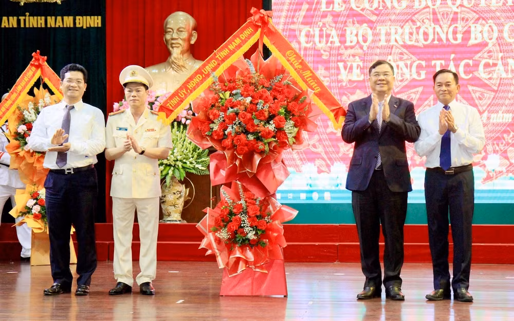 Lãnh đạo tỉnh Nam Định chúc mừng Đại tá Nguyễn Hữu Mạnh, khẳng định sẽ tạo mọi điều kiện thuận lợi nhất để đồng chí phát huy năng lực, kinh nghiệm trên cương vị mới.