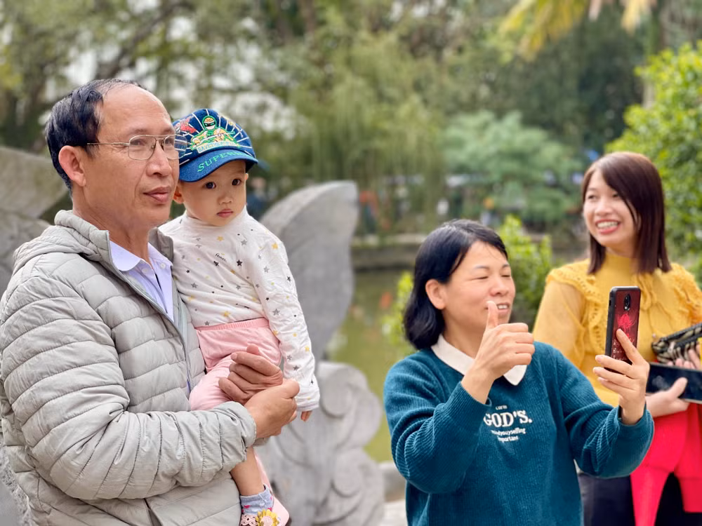 Từ người già đến trẻ nhỏ, ai cũng hòa vào không khí tràn ngập sắc xuân trong khuôn viên Đền Trần, nhất là sau những năm phải hạn chế việc đi lễ, du xuân do ảnh hưởng của dịch Covid-19.