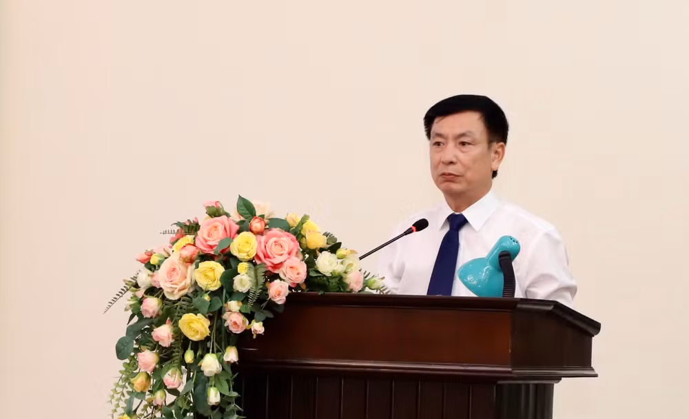 Đồng chí Phạm Đình Nghị, Chủ tịch Ủy ban nhân dân tỉnh Nam Định phát biểu ý kiến tại lễ ký kết.